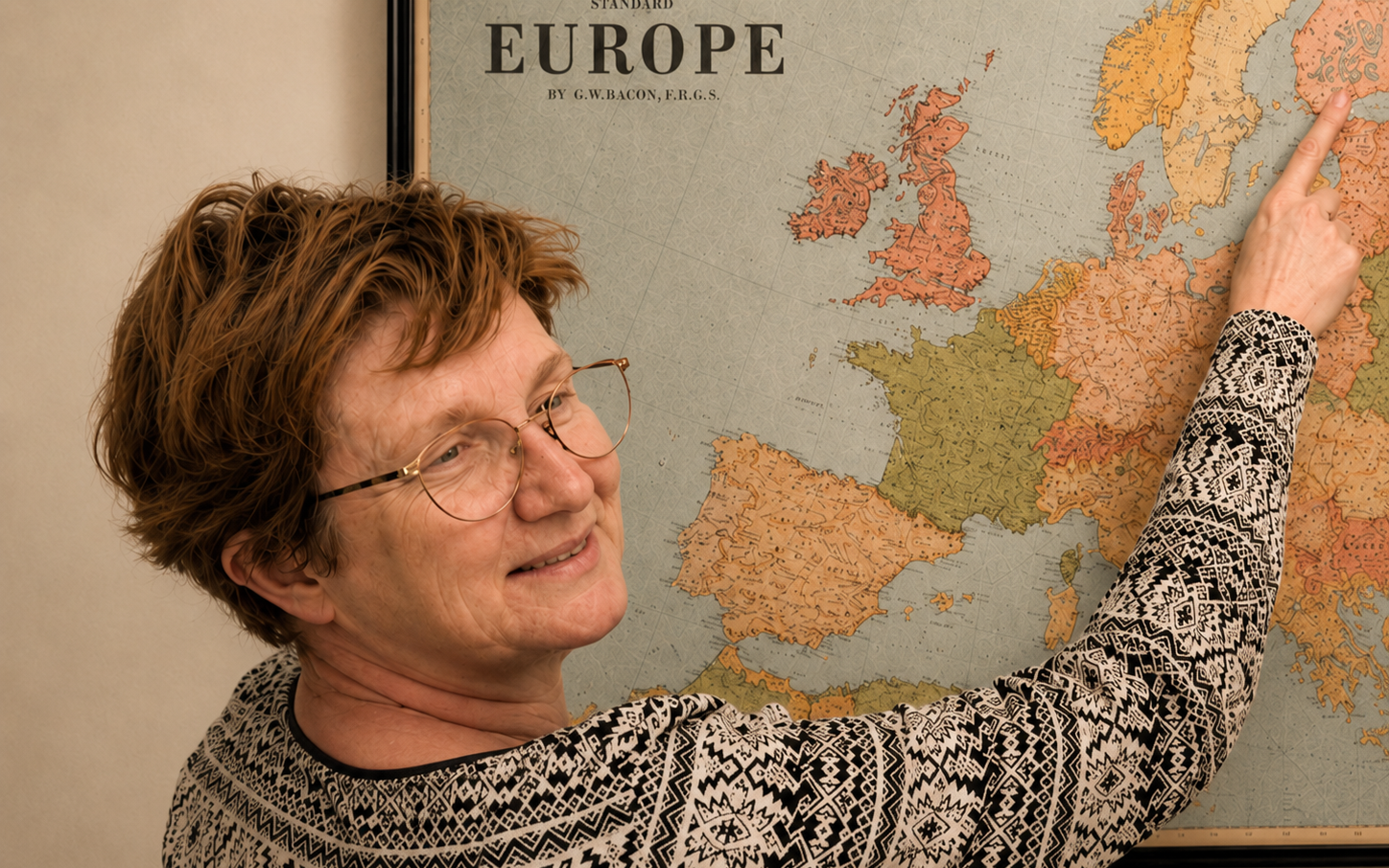 Tiina Honkanen osoittaa Suomen kohtaa Euroopan kartalla